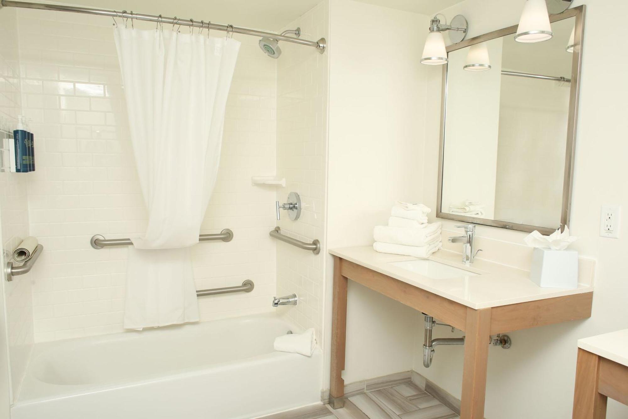 Four Points By Sheraton Мидланд Екстериор снимка