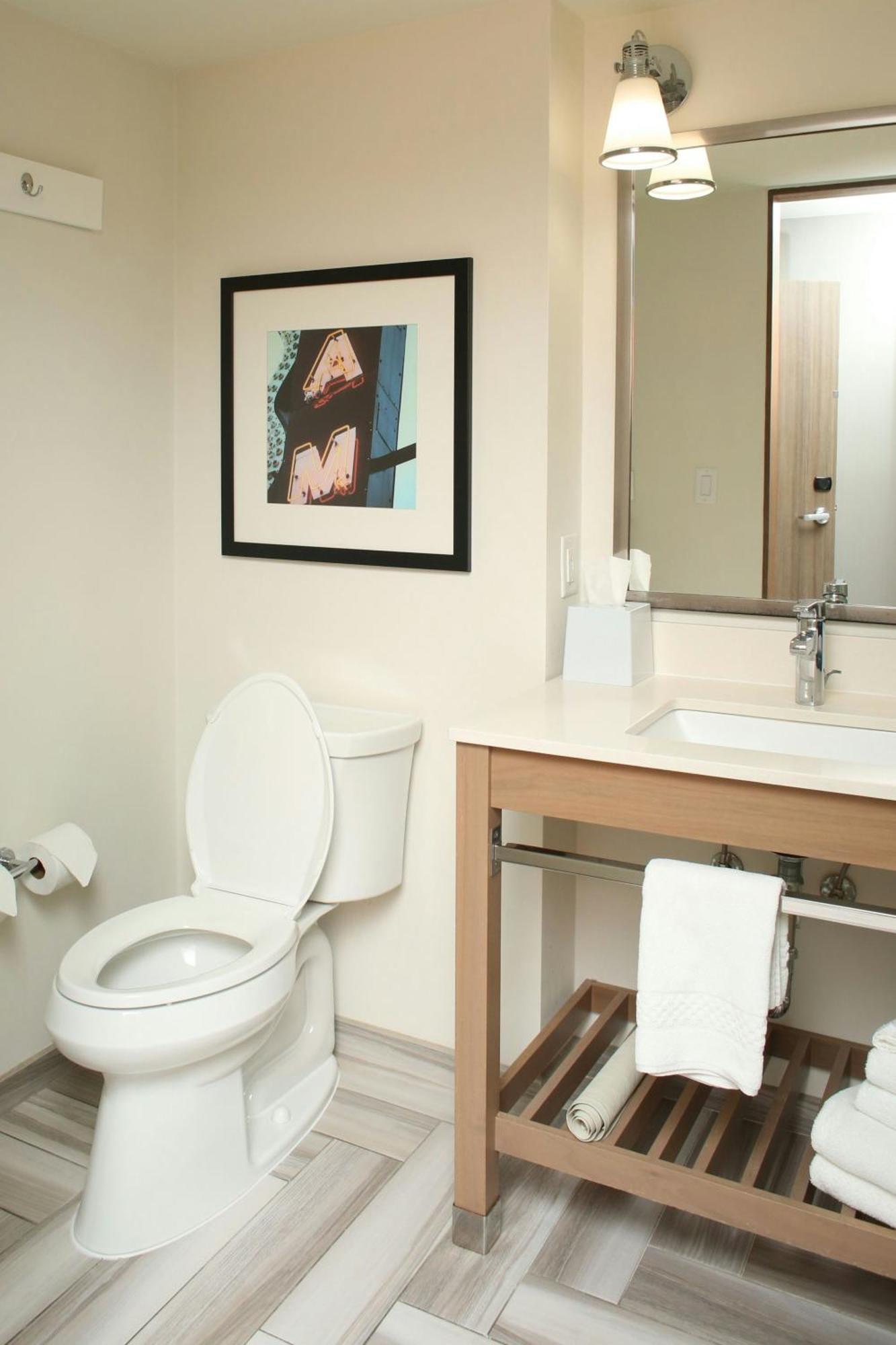 Four Points By Sheraton Мидланд Екстериор снимка